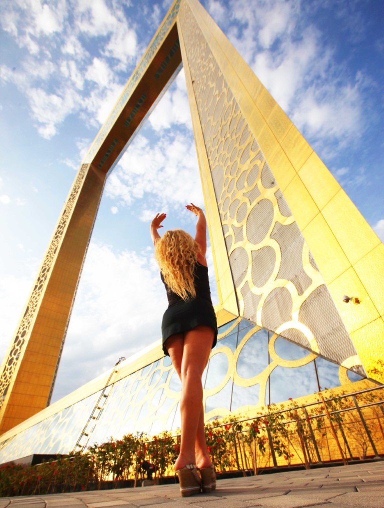 Dubai tour - Details of Dubai Frame 